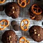 Unser Rezept der Woche: Schoko Cookies mit Salzbrezeln & Karamell